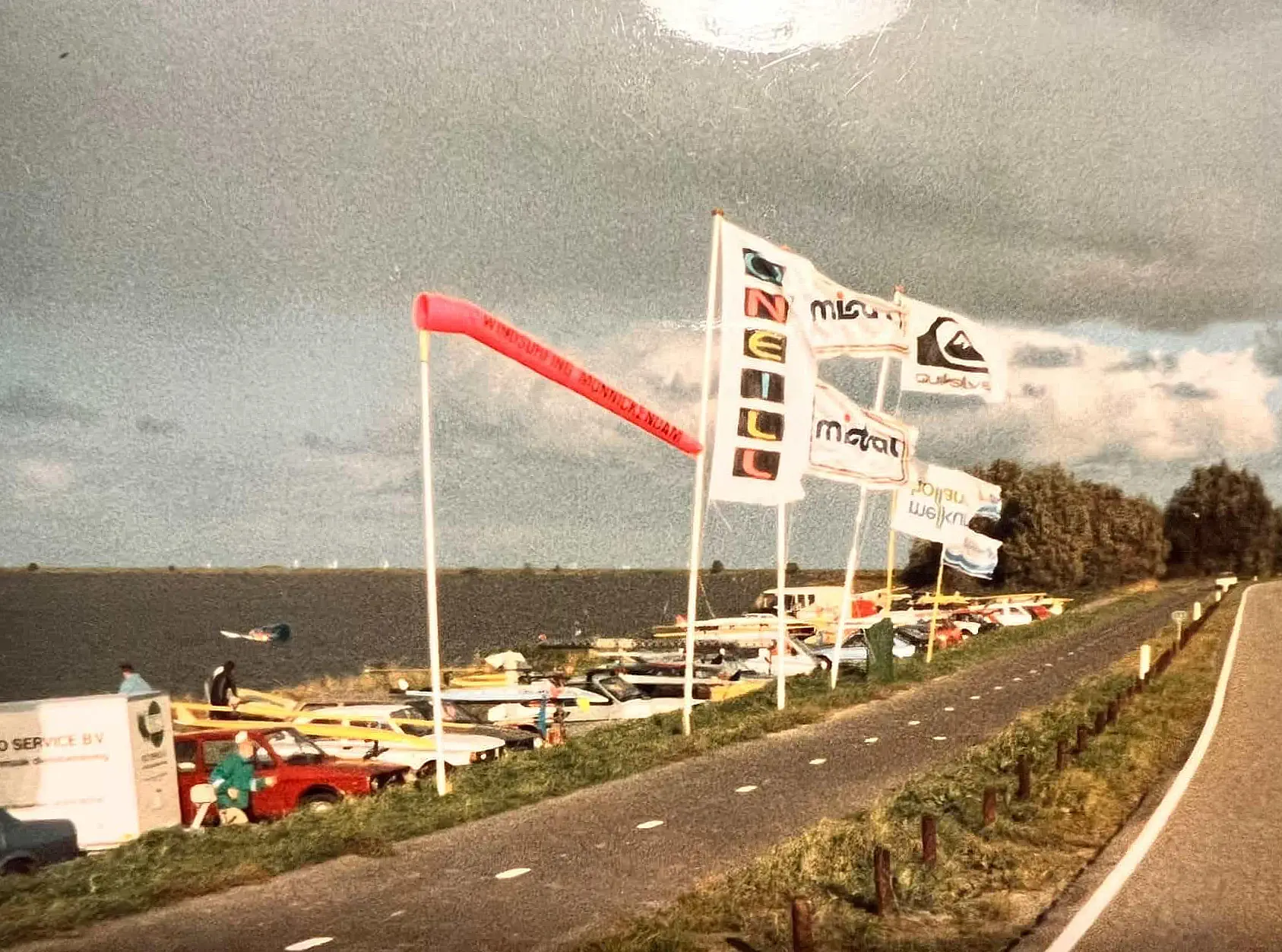 Windsurfers aan de Markerdijk (N518)