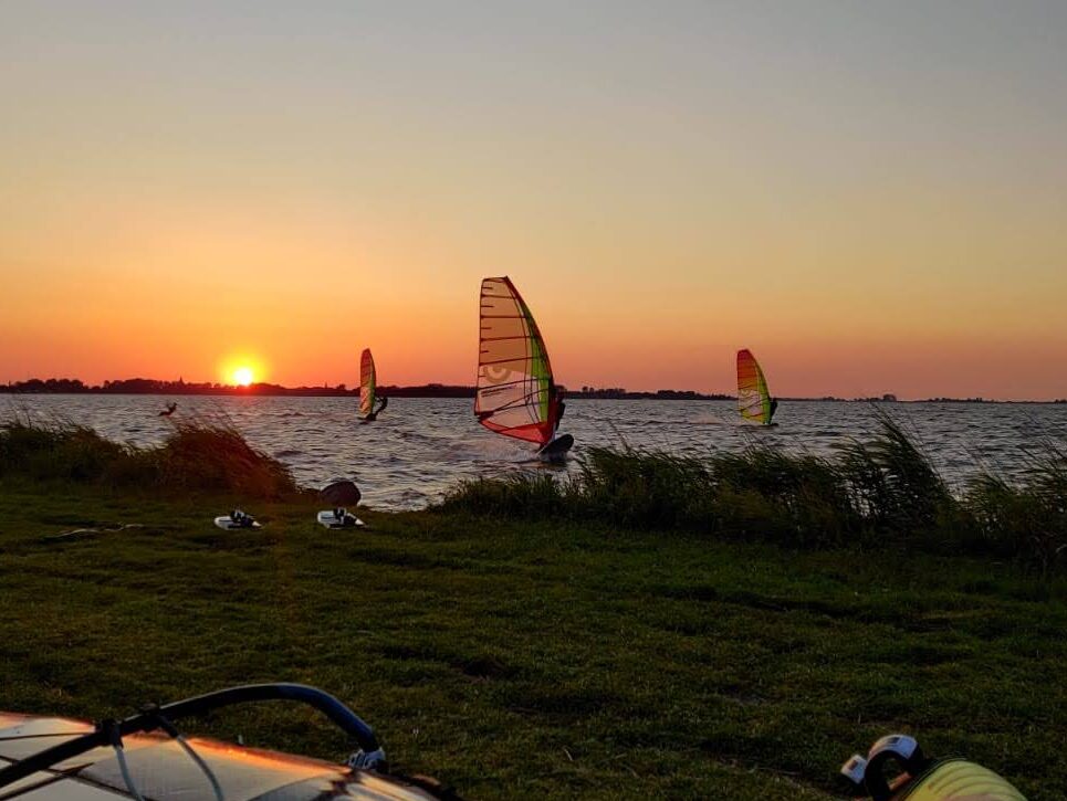 nes-zonsondergang-watersporters